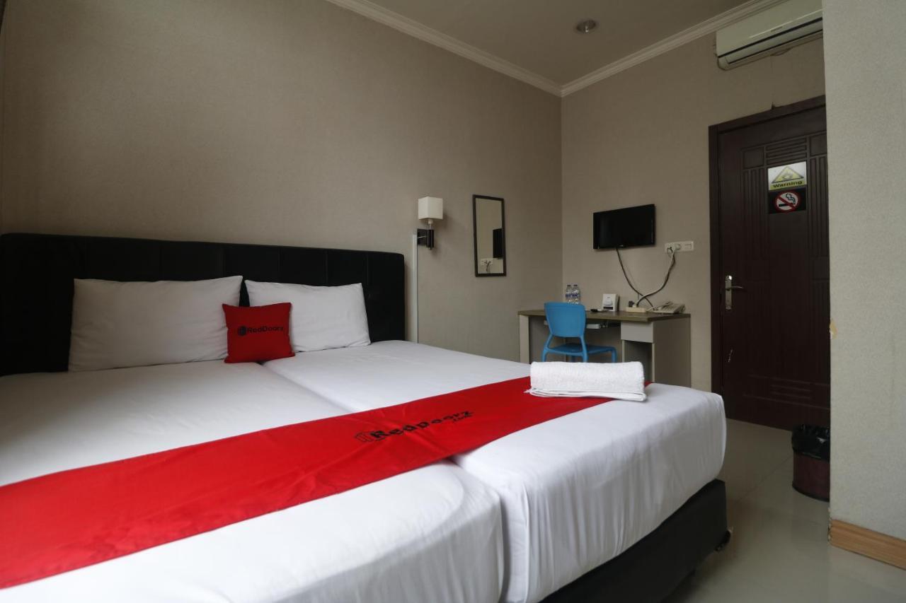 Hotel Reddoorz @ Ranotana Manado Esterno foto