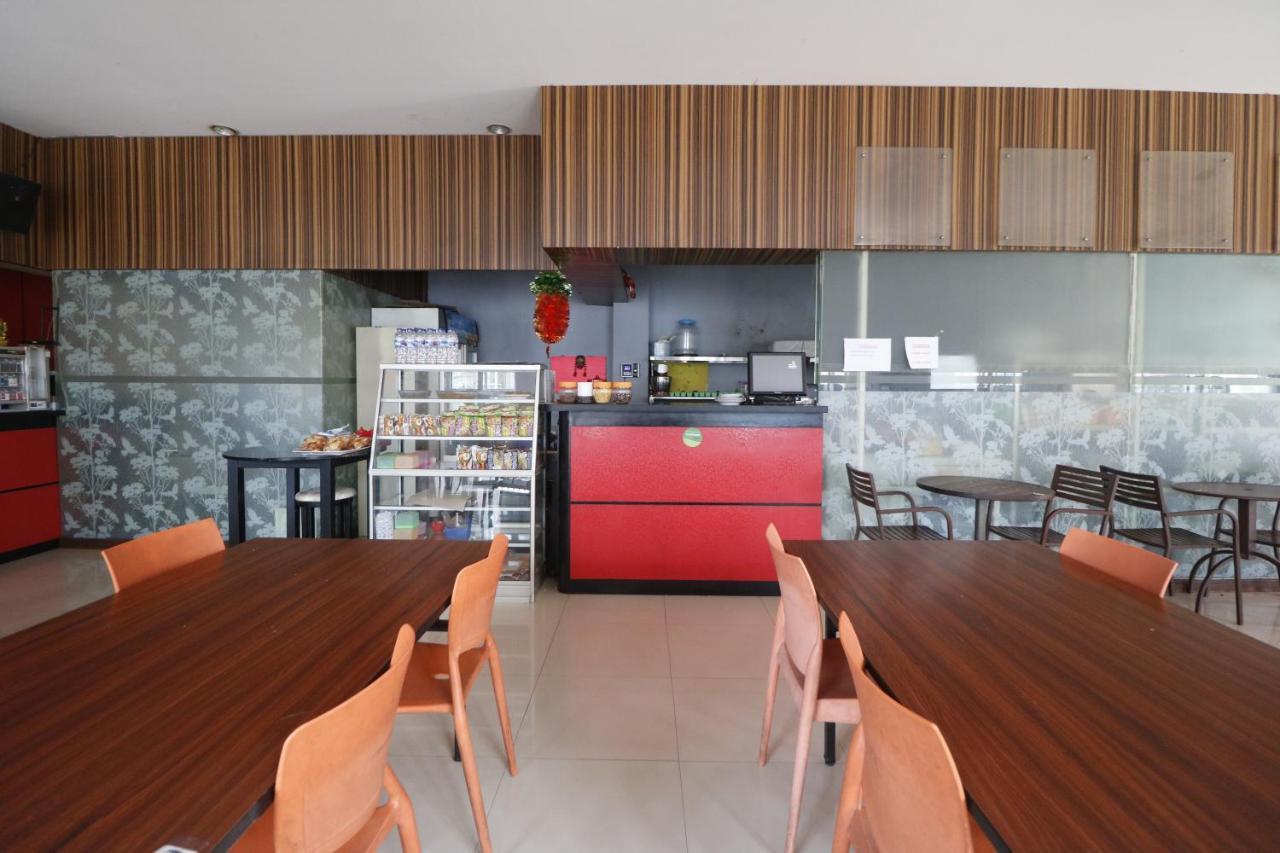 Hotel Reddoorz @ Ranotana Manado Esterno foto