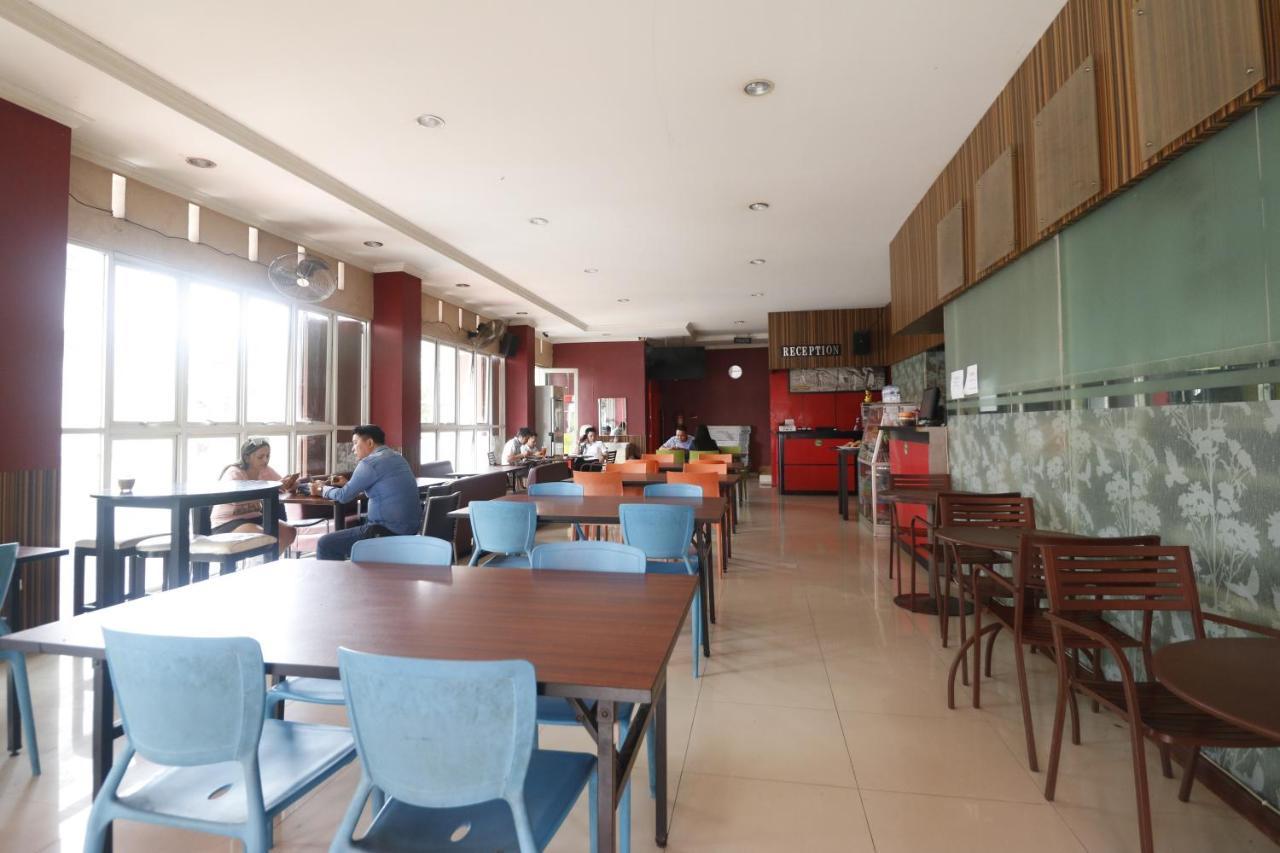 Hotel Reddoorz @ Ranotana Manado Esterno foto