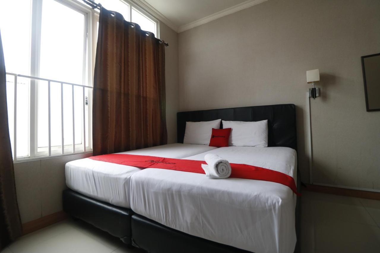 Hotel Reddoorz @ Ranotana Manado Esterno foto