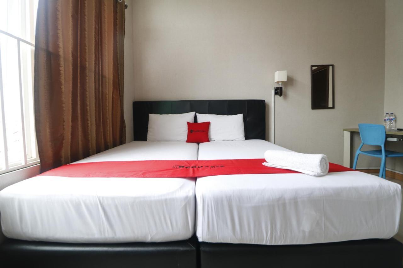 Hotel Reddoorz @ Ranotana Manado Esterno foto