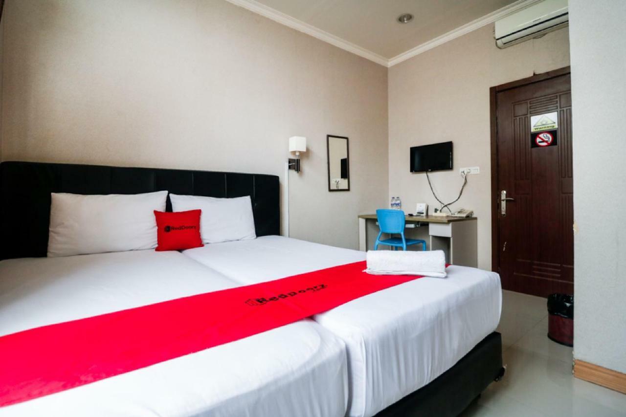 Hotel Reddoorz @ Ranotana Manado Esterno foto